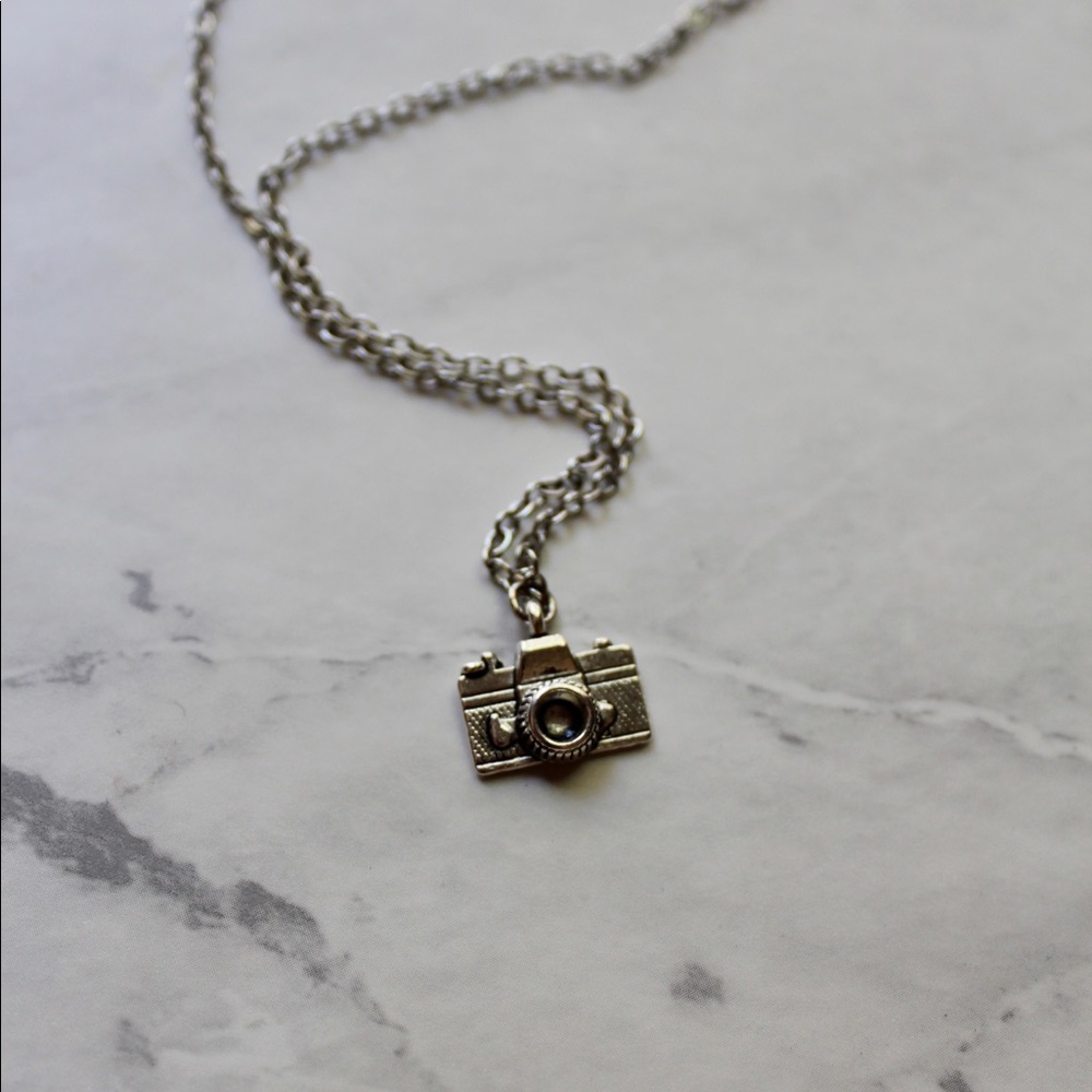 Camera Necklace *PENDANT NECKLACE* - Picture 4 of 4